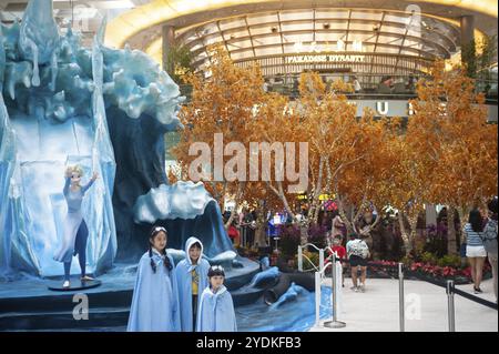 19.12.2019, Singapur, Republik Singapur, Asien, Kinder lassen sich in der Abflughalle von Terminal 3 am Flughafen Changi vor o fotografieren Stockfoto