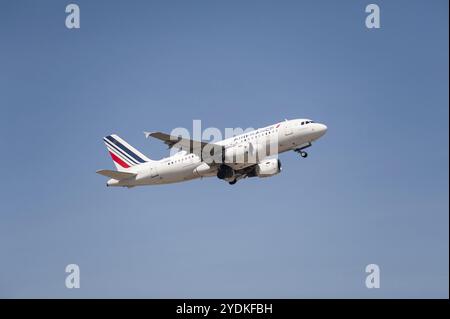 04.06.2023, Berlin, Deutschland, Europa, Air France Airbus A319-100 Passagierflugzeug mit der Registrierung F-GRHS startet von Berlin Brandenburg Stockfoto