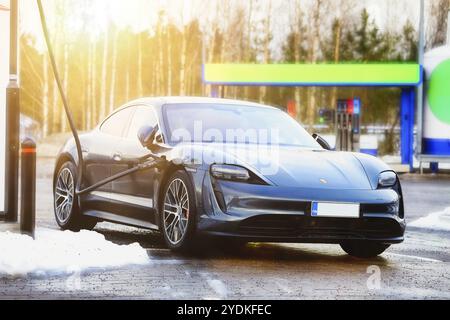 Porsche Taycan 4S Elektroauto laden bei Ionity. Paimio, Finnland 23. Januar 21. Porsche Taycan wurde 2020 erstmals vorgestellt und ist das erste vollelektrische Auto von Porsch Stockfoto