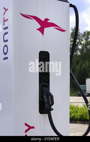 IONITY Hochleistungsladeeinheit (HPC) für Elektrofahrzeuge. IONITY ist ein Joint Venture zur Erleichterung von Reisen in Europa. Paimio, Finnland. Juni 2020 Stockfoto