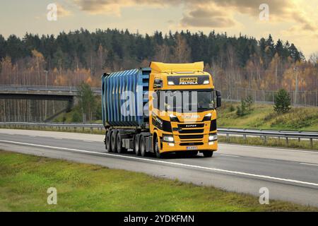 Der Scania R500 der nächsten Generation von TransPeltola Oy transportiert im Herbst den Frachtcontainer Bruhn Spedition auf der Autobahn. Salo, Finnland. 31. Oktober 2020 Stockfoto