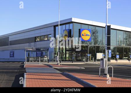 HALIKKO, FINNLAND, 8. OKTOBER 2016: Das neue Lidl-Geschäft in Halikko. Die Discount-Supermarktkette Lidl Stiftung & Co. KG hat derzeit 152 Filialen in Fi Stockfoto