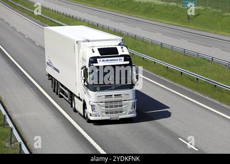 Salo, Finnland. Juni 2019. Der weiße Volvo FH-Auflieger liefert Waren auf der Autobahn E18 in Südfinnland an einem Sommertag über der Sicht Stockfoto