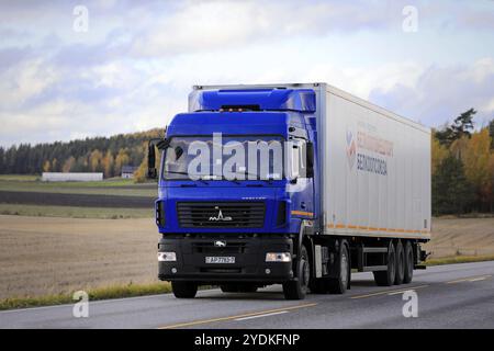 MAZ Prostor Lkw, DURCH, durch die Minsker Automobilwerk hergestellt, Belarus transportiert Waren entlang der Straße im Süden Finnlands. Salo, Finnland. 11. Oktober 2019 Stockfoto