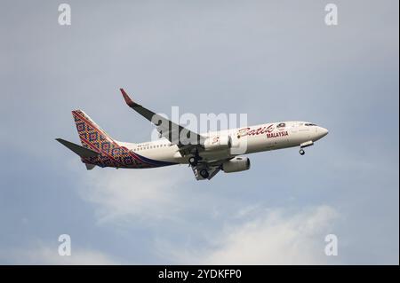 15.07.2023, Singapur, Republik Singapur, Asien, Ein Passagierflugzeug der Batik Air Malaysia Boeing 737-800, Eintragungszeichen 9M-LCZ, im Anflug nach Changi Stockfoto