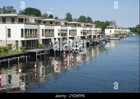 13.06.2019, Berlin, Deutschland, Europa, exklusive Luxuswohnungen am Ufer des Tegeler Fliess- und Tegel-Hafens auf der Humboldt-Insel in Tegel, Europa Stockfoto