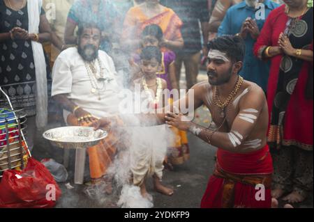 21.01.2019, Singapur, Republik Singapur, Asien, Ein frommer Hindu bereitet sich auf die Thaipusam-Festprozession im Sri Srinivasa Perumal-Tempel vor Stockfoto