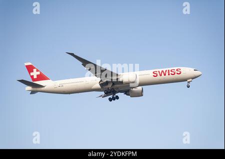 26.07.2023, Singapur, Republik Singapur, Asien, Ein Passagierflugzeug der Swiss Airlines Boeing 777-300ER, Zulassungsnummer HB-JNL, bei Anflug nach Changi I Stockfoto