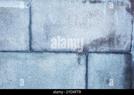 Fragment einer alten verlassenen Mauer, Ziegelsteine und Fliesen. Blaue Wand. Stockfoto