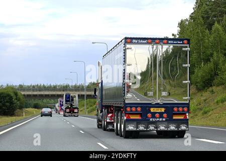 LEMPAALA, FINNLAND, 9. AUGUST 2018: Maßgeschneiderte Scania 110 im Lkw-Konvoi zur Power Truck Show. Die Hintertüren fungieren dank spezieller Lackierung als Spiegel Stockfoto