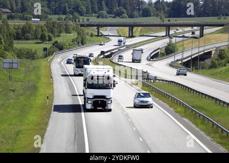 Salo, Finnland. Juni 2019. Der White Renault Trucks T zieht an einem sonnigen Sommertag den Anhänger entlang der europäischen Route E18 in Südfinnland Stockfoto