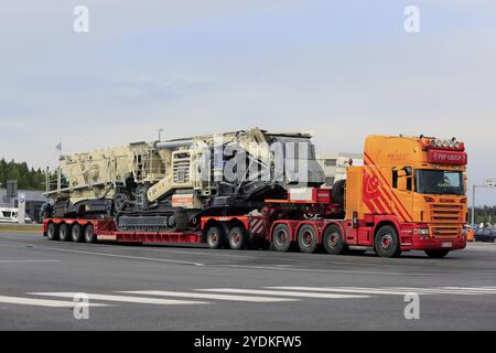 Der Scania G580-Lkw der PHP Group Oy transportiert die mobile Brech- und Siebanlage Lokotrack LT330D auf Noteboom-Anhänger. Forssa, Finnland, 9. August 2018, Eur Stockfoto