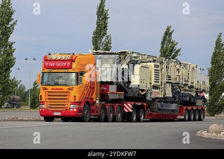 Der Scania G580-Lkw der PHP Group Oy transportiert die mobile Brech- und Siebanlage Lokotrack LT330D auf Noteboom-Anhänger. Forssa, Finnland, 9. August 2018, Eur Stockfoto