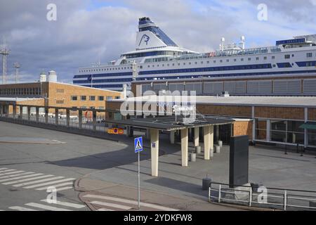 Helsinki, Finnland. März 2020. Tallink Silja M/S Silja Serenade bleibt wegen des Coronavirus am geschlossenen Olympia Terminal vor Anker Stockfoto