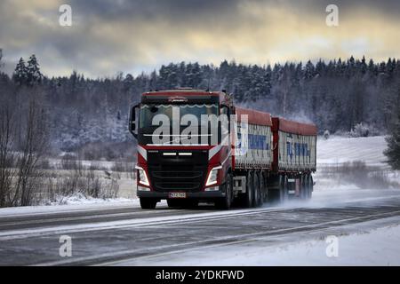 Red Volvo FH Getreidetransportwagen Kuljetus Kontiainen Oy für Kokkolan Tilaus-Rahti Oy auf der Straße 52 in der Winterdämmerung. Salo, Finnland. Dezember 2021 Stockfoto