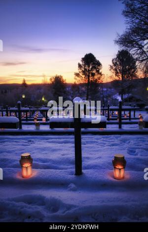 Kreuze und Kerzen auf Gräbern von Soldaten, die in den finnischen Kriegen am frühen Weihnachtsmorgen in Salo, Finnland, Europa gefallen sind Stockfoto