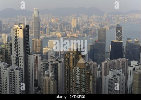 12.10.2014, Hongkong, Volksrepublik China, Asien, Blick vom Victoria Peak auf das Stadtpanorama von Hongkong mit Victoria Harbour und urb Stockfoto