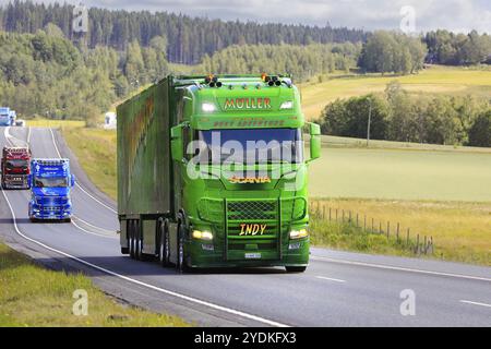 Schöner Scania 660S Lkw-Auflieger Indiana Jones aus Mueller Ermensee, Schweiz Scania im Konvoi zur Power Truck Show. Finnland, 10-Aug-2023 Stockfoto