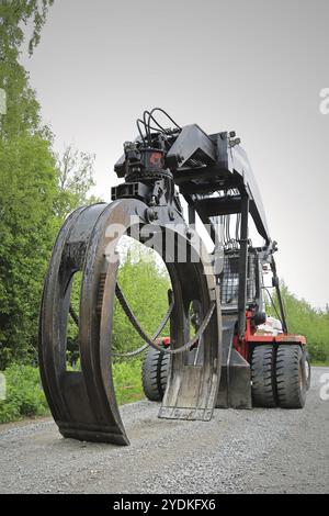 AANEKOSKI, FINNLAND, 20. JUNI 2015: Svetruck TMF 25-18 Logstacker auf einer Werft im Hochsommer. Dieser Forstindustrie-Logstapler hat einen Greifer von 7, 5 m2 für Stockfoto