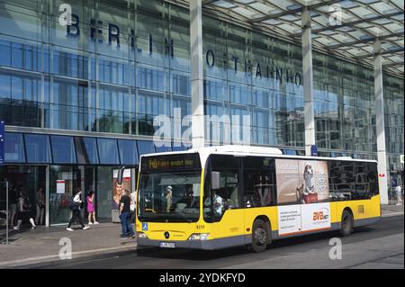 24.06.2019, Berlin, Deutschland, Europa, Ein BVG-Bus hält an einer Bushaltestelle am Ostbahnhof im Stadtteil Friedrichshain-Kreuzberg, Europa Stockfoto