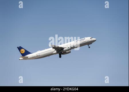 04.06.2023, Berlin, Deutschland, Europa, Ein Passagierflugzeug der Lufthansa Airbus A321-100 mit der Registrierung D-AIRH startet von Berlin Brandenburg Ai Stockfoto