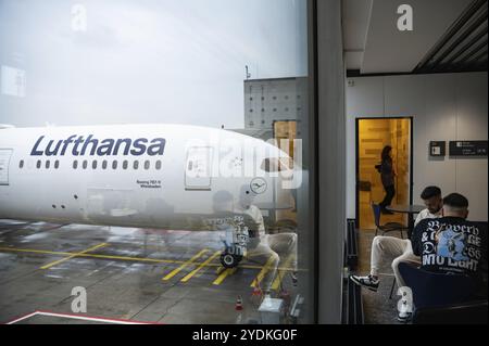 04.08.2023, Frankfurt, Hessen, Deutschland, Europa, ein Passagierflugzeug der Lufthansa Boeing 787-9 Dreamliner parkt am Gate des Terminals 1 in Frankfurt Stockfoto