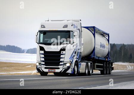 SALO, FINNLAND, 10. FEBRUAR 2017: Customized Next Generation Scania S500 von Transport K. Lindholm & Co transportiert im Winter Güter auf der Autobahn in Sou Stockfoto