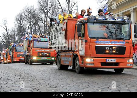 HELSINKI, FINNLAND, 16. FEBRUAR 2017: Finnische Schüler des 3. Schuljahres feiern das traditionelle Penkkarit mit einer feierlichen Parade am d Stockfoto