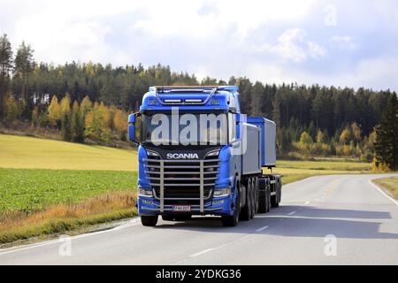 Blauer Scania R650 Lkw mit Bullenstange von Kuljetusliike Markus Hanninen für Kalksteintransport auf der Straße im Herbst in Salo, Finnland. Oktober 2019 Stockfoto