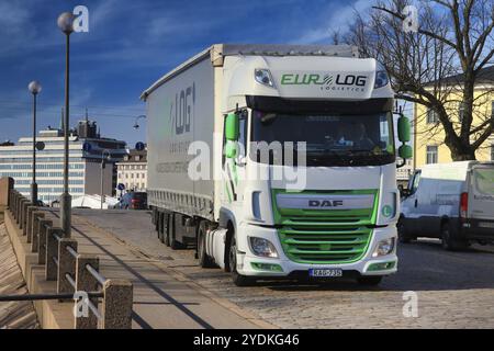 Der grün-weiße DAF XF-Auflieger von Euro-Log Logistics verlässt den Hafen von Helsinki, Finnland, an einem schönen Frühlingstag. April 2020 Stockfoto