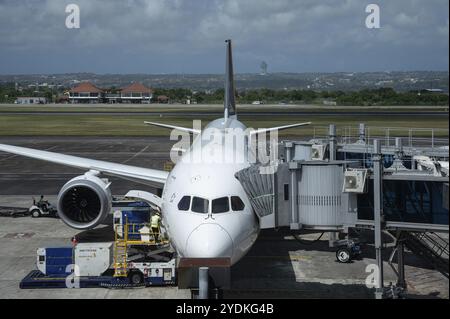 25.07.2023, Denpasar, Bali, Indonesien, Asien, ein Passagierflugzeug der Singapore Airlines Boeing 787-10 Dreamliner parkt an einem Gate am I Gusti Ngurah Rai in Stockfoto