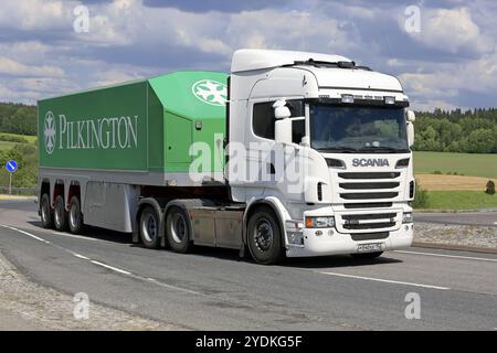 Weißer Scania R560 Lkw und Pilkinton Glasanhänger an Straßenkreuzung an einem Sommertag in Salo, Finnland, 2. Juni 2018, Europa Stockfoto