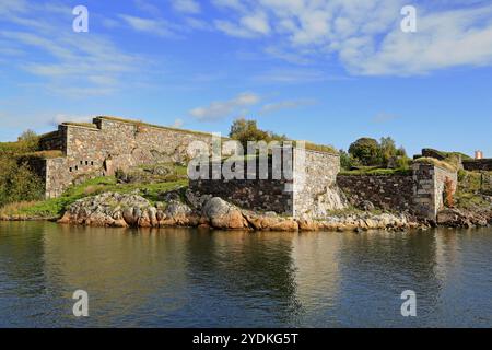 Befestigungsanlagen an der Küste der Insel ISO Mustasaari, Seestützung Suomenlinna, Helsinki Finnland. Suomenlinna ist ein UNESCO-Weltkulturerbe Stockfoto