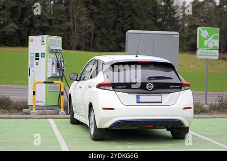 Salo, Finnland, 23. November 2018: Nissan Leaf Batterie für Elektroautos bei Fortum Charge & Drive Fast Charger in Südfinnland, Rückansicht, Euro Stockfoto