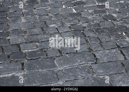 Fragment einer alten Straße mit grauen Steinen gepflastert, Blick von oben. Stockfoto