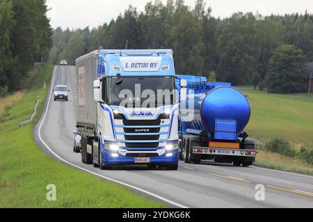 Salo, Finnland, 1. September 2018. Blau-weiß Next Generation Scania S450 Truck von L. Retva transportiert Freja Lastenauflieger im Lkw-Verkehr auf der Autobahn, EUR Stockfoto