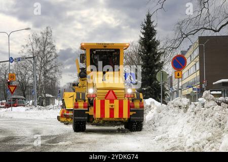 Gelber Motorgrader Veekmas FG 2327 S entfernt Schnee von der Straße in der Stadt nach starkem Schneefall im Januar. Salo, Finnland. Januar 2021 Stockfoto