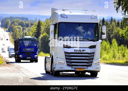 Weißer DAF XF 480 der neuen Generation, schwerer Lkw, niederländische Schilder, auf der Straße zur Power Truck Show 2021. Ikaalinen, Finnland. August 2021 Stockfoto