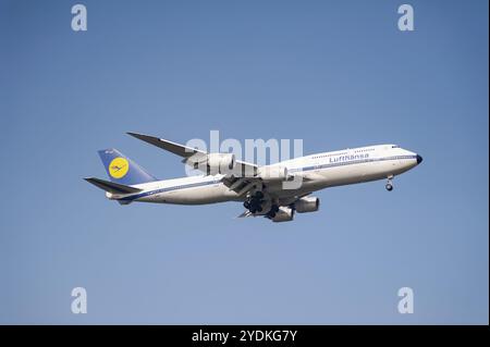 26.07.2023, Singapur, Republik Singapur, Asien, Ein Passagierflugzeug der Lufthansa Boeing 747-8 Jumbo Jet mit der Registrierung D-ABYT im Retro sp Stockfoto