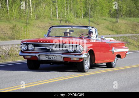 Salo, Finnland. Mai 2019. Klassisches rotes Chevrolet Impala Cabrio aus den 1960er Jahren auf dem Salon Maisema Cruising 2019 Stockfoto