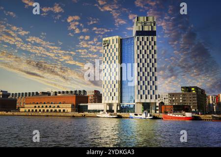 Blick auf die Küste von Hietalahti mit Clarion Hotel und Stadtgebäuden in der Abenddämmerung. Helsinki, Finnland. März 2020 Stockfoto