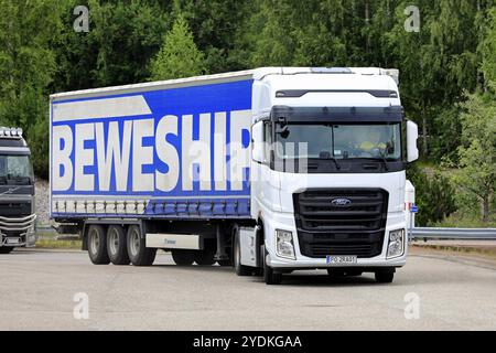 Ford F-MAX, schwerer Lkw von Ford Otosan, PL-Platten, LKW-Halt in Salo, Finnland. Juli 2021. Schwere Lkw von Ford sind in Finnland ein seltener Anblick Stockfoto