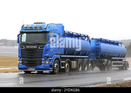 SALO, FINNLAND, 4. MÄRZ 2017: Der blaue Scania R580 Tankwagen für den Massentransport fährt bei Schneeregen und Regen auf der Autobahn voran Stockfoto