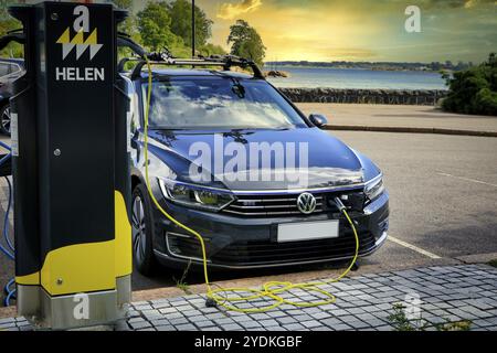 Volkswagen Passat GTE Plug-in Hybrid-Elektroauto-Ladebatterie am Helen-Ladepunkt am Meer. Helsinki, Finnland. August 2020 Stockfoto