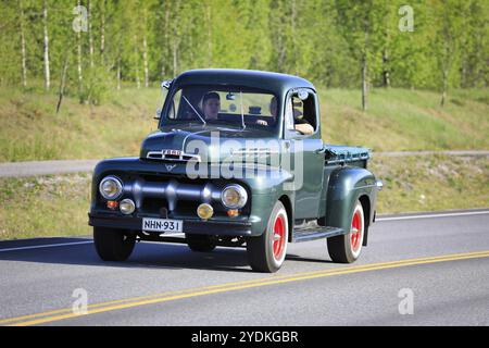 Schöner grüner Ford F1 V8 Pickup Truck, Anfang der 1950er Jahre, und Leute genießen die Fahrt auf Salon Maisema Cruising 2019. Salo, Finnland. Mai 2019 Stockfoto