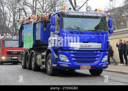 HELSINKI, FINNLAND, 16. FEBRUAR 2017: Finnische Schüler des 3. Schuljahres feiern das traditionelle Penkkarit mit einer feierlichen Parade am d Stockfoto