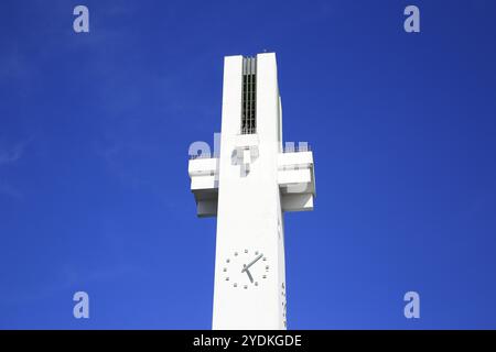 Detail des 65 Meter hohen, kreuzförmigen Glockenturms der Lakeuden Risti Kirche, entworfen von Alvar Aalto. Gebaut 1957?1960. Seinajoki, Finnland. August Stockfoto