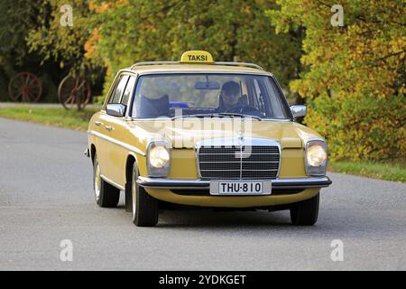 Gelbes Taxi Mercedes-Benz W123 220D auf einer kleinen Straße. Der W123, der im Taxieinsatz beliebt war, wurde 1976–1986 hergestellt. Salo, Finnland. Oktober 2020 Stockfoto