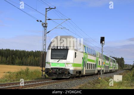 Moderne VR Group Intercity elektrischer 2-stöckiger Personenzug in Bewegung am ländlichen Eisenbahnübergang. Humppila, Finnland. September 2020 Stockfoto