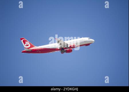 13.05.2024, Berlin, Deutschland, Europa, Ein Sundair Airbus A320-214 Passagierflugzeug in der alten Air Berlin Lackierung mit dem Kennzeichen D-ASGK startet Stockfoto